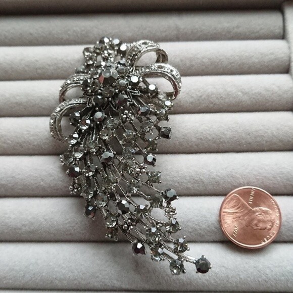 Rhinestone Sparkle Silver/black Brooch Starburst bow - Picture 1 of 7